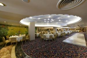 A restaurant or other place to eat at Eresin Hotels Topkapı
