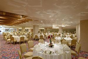 A restaurant or other place to eat at Eresin Hotels Topkapı