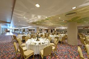 A restaurant or other place to eat at Eresin Hotels Topkapı