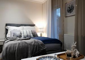 a bedroom with a bed with a blue blanket at Apartament Baltic Residence Nr 5 in Pobierowo