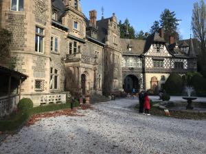 un grupo de personas de pie en frente de un castillo en Maisonettchen, en Holzhausen