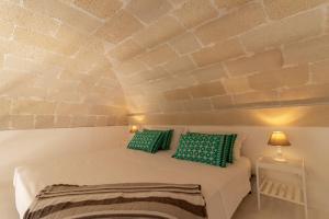 A bed or beds in a room at Casa di Ninni Mono