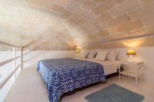 A bed or beds in a room at Casa di Ninni Mono