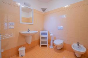 Ванна кімната в Il Glicine appartamento con darsena privata a lago