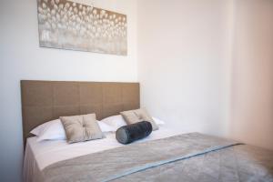 Posteľ alebo postele v izbe v ubytovaní Apartments Sutalo 2