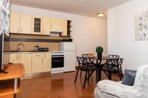 Kuchyňa alebo kuchynka v ubytovaní Apartments Sutalo 2