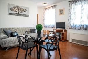 Televízia a/alebo spoločenská miestnosť v ubytovaní Apartments Sutalo 2