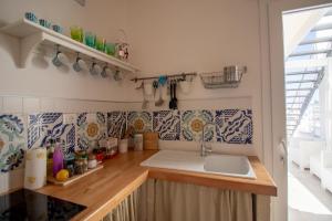 una cucina con lavandino e bancone di Casa di Ninni Bilo a Favignana