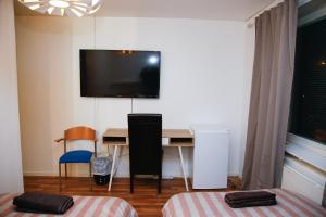 TV tai viihdekeskus majoituspaikassa Motel Tornio