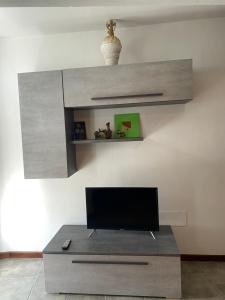 a living room with a tv on a table at casa vacanze B&B ilciliegio in Bovegno