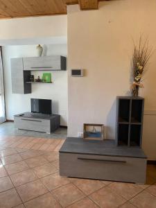 a living room with a tv and a couch at casa vacanze il ciliegio 1 in Bovegno
