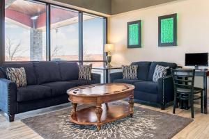 sala de estar con sofá y mesa de centro en Quality Inn & Suites Miamisburg - Dayton South, en Miamisburg