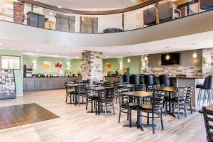 A restaurant or other place to eat at Quality Inn & Suites Miamisburg - Dayton South