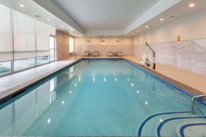 uma grande piscina num quarto de hotel com em La Quinta Inn & Suites by Wyndham Shorewood em Shorewood