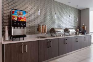 ShorewoodにあるLa Quinta Inn & Suites by Wyndham Shorewoodのキッチン(カウンタートップ付)