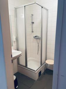 La salle de bains est pourvue d'une douche et d'un lavabo. dans l'établissement Stiftstaverne Klein Mariazell, à Kleinmariazell