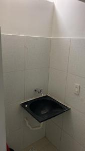 a bathroom with a black sink in a room at Pousada Residencial Milagre 01 in Juazeiro do Norte