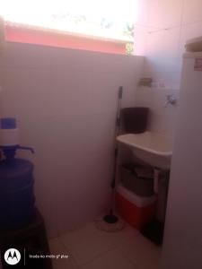 Ванная комната в Village Ecoville das Mangueiras fica a 3km da praia de Guarajuba