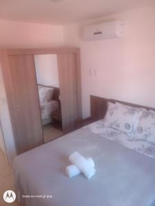 Cama ou camas em um quarto em Village Ecoville das Mangueiras fica a 3km da praia de Guarajuba