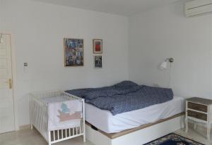 A bed or beds in a room at Villa Salt Lake near city and beach