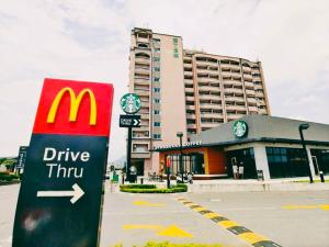 una señal de conducción a través de un cartel frente a un edificio en SUN 9 Inn, en Hengchun