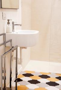 ドモドッソラにあるResidence Brionaのバスルーム(洗面台、トイレ、シャワー付)