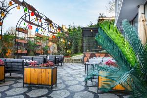 patio z kanapami i roślinami na budynku w obiekcie Misal Hotel Trabzon w mieście Trabzon