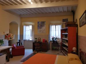 sala de estar con sofá y escritorio en Démodé, en Cortona