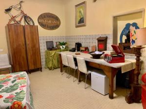 una stanza con tavolo e sedie in una stanza di Démodé a Cortona Altre 20 foto
