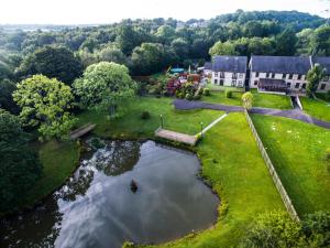 una vista aérea de una casa y un lago en The Sitwell Arms Hotel, en Mosborough