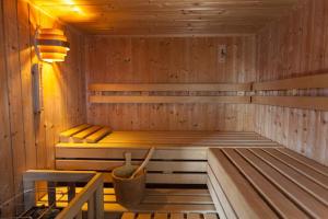 uma sauna de madeira com um banco em Pension Sursilva em Gargellen