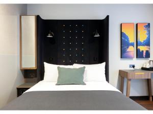 Tempat tidur dalam kamar di Point A Hotel Dublin Parnell Street