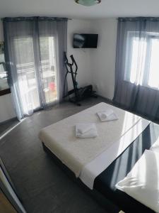 Posteľ alebo postele v izbe v ubytovaní Apartments Lopac Jadranovo