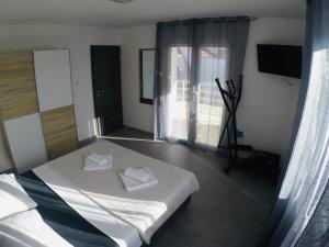 Posteľ alebo postele v izbe v ubytovaní Apartments Lopac Jadranovo