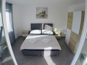 Posteľ alebo postele v izbe v ubytovaní Apartments Lopac Jadranovo