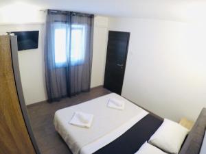 Posteľ alebo postele v izbe v ubytovaní Apartments Lopac Jadranovo