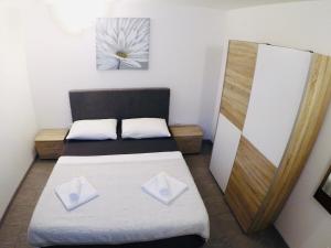 Posteľ alebo postele v izbe v ubytovaní Apartments Lopac Jadranovo