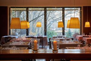 una sala da pranzo con tavoli a lume di candela di Hotel-Hostal Sport a Falset