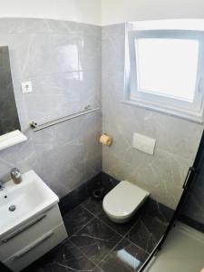 Kúpeľňa v ubytovaní Apartments Lopac Jadranovo