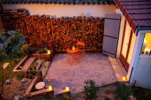 un jardin avec un mur en bois de feu dans l'établissement LYONEST chambre d'hôtes, à Lyon