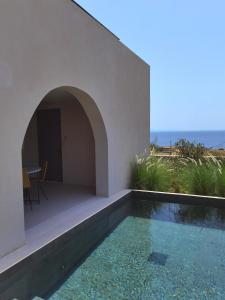 Cette villa dispose d'une piscine et offre une vue sur l'océan. dans l'établissement NOS Hotel & Villas, à Sifnos