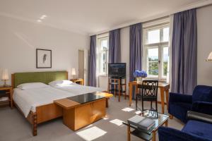 TV a/nebo společenská místnost v ubytování Parkhotel Laurin