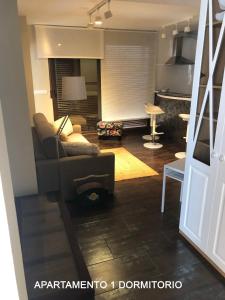 ein Wohnzimmer mit Couch und Tisch in der Unterkunft MARIAGUERRERO - La Casita Azul in Cabo de Palos