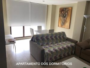 ein Wohnzimmer mit Couch und Tisch in der Unterkunft MARIAGUERRERO - La Casita Azul in Cabo de Palos
