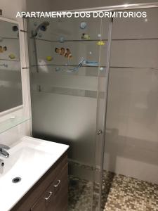 y baño con ducha y lavamanos. en MARIAGUERRERO - La Casita Azul en Cabo de Palos