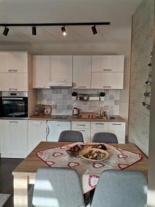 Een keuken of kitchenette bij Sunčani Breg apartman 10