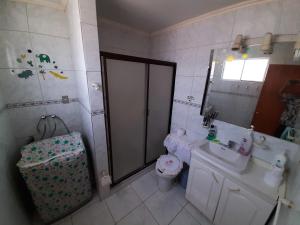 ein Bad mit einer Dusche, einem WC und einem Waschbecken in der Unterkunft TONGOY CASA INTIMA Y FAMILIAR in Coquimbo