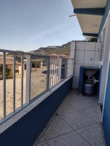 een balkon met uitzicht op het strand bij Apartamento Avenida 01 in São Thomé das Letras