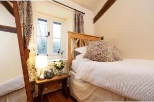 een slaapkamer met een bed en een raam bij Cosy 2-Bed Cottage in Ingleton North Yorkshi in Carnforth