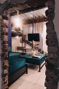 Habitación con cama, mesa y espejo. en Septimo Hostal, en Querétaro